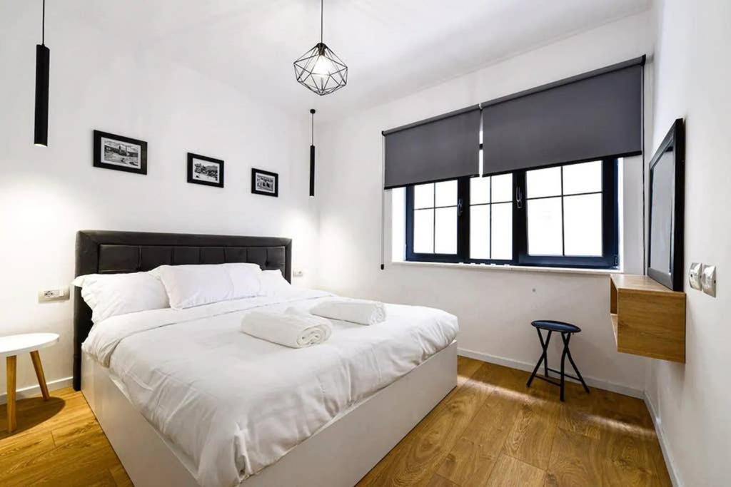 טיראנה Lina -Tia Lovely New Bazaar Apartment מראה חיצוני תמונה